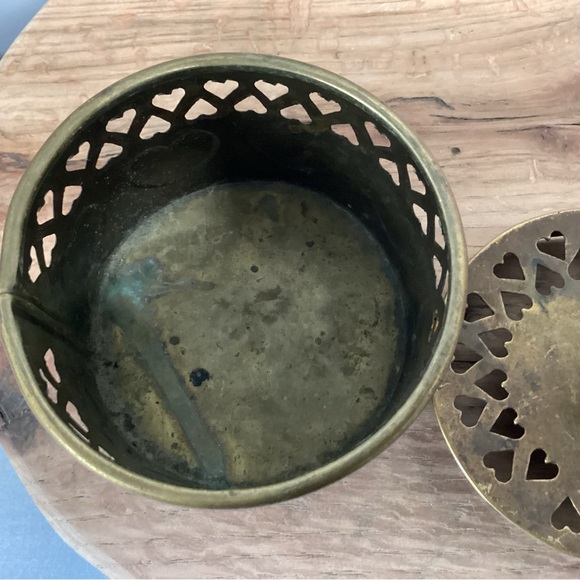 🟡 Vintage Brass Lidded Hearts Basket / Dish / Trinket Holder / Patina Farmhouse - Picture 7 of 15